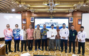 Wagub Jateng Taj Yasin Maimoen memimpin penandatanganan komitmen bersama penyerapan telur dan ayam untuk MBG (foto: Pemprov Jateng)