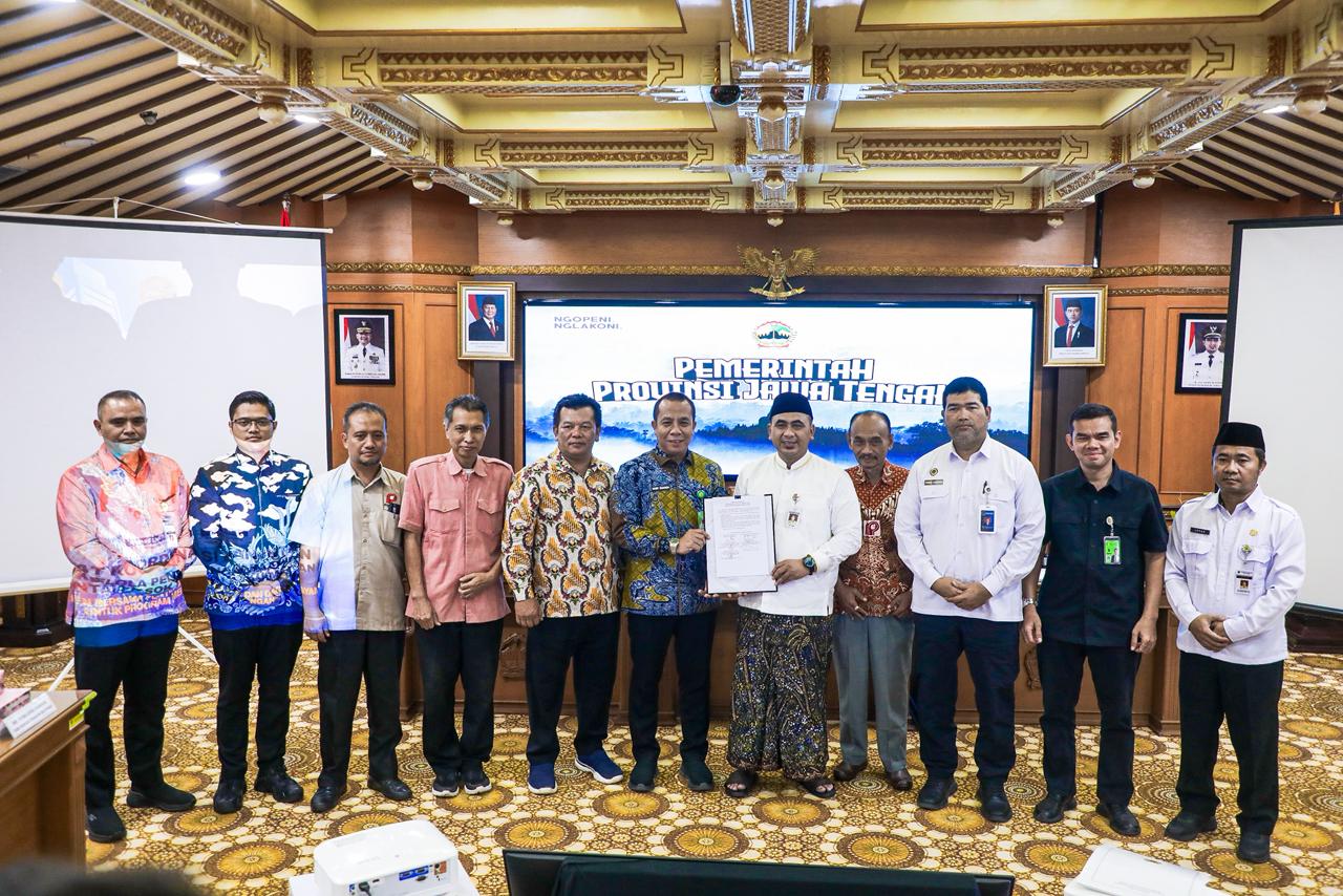 Wagub Jateng Taj Yasin Maimoen memimpin penandatanganan komitmen bersama penyerapan telur dan ayam untuk MBG (foto: Pemprov Jateng)