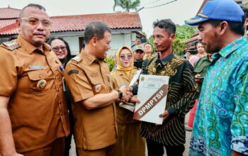 Gubernur Jateng Ahmad Luthfi menyerahkan dokumen perizinan kepada nelayan di Kota Tegal, 22 Juni 2026 (foto: Pemprov Jateng)