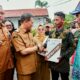 Gubernur Jateng Ahmad Luthfi menyerahkan dokumen perizinan kepada nelayan di Kota Tegal, 22 Juni 2026 (foto: Pemprov Jateng)