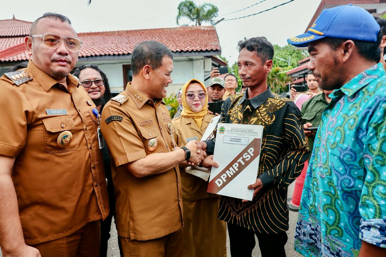 Gubernur Jateng Ahmad Luthfi menyerahkan dokumen perizinan kepada nelayan di Kota Tegal, 22 Juni 2026 (foto: Pemprov Jateng)