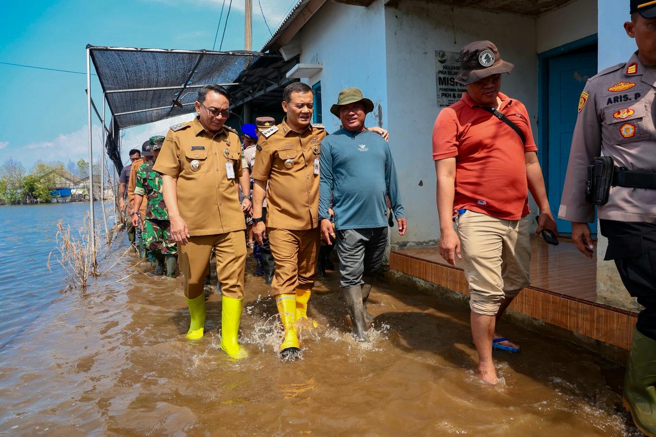 Gubernur Jateng Ahmad Luthfi meninjau lokasi rob di Desa Tunggulsari, Pati (foto: Pemprov Jateng)