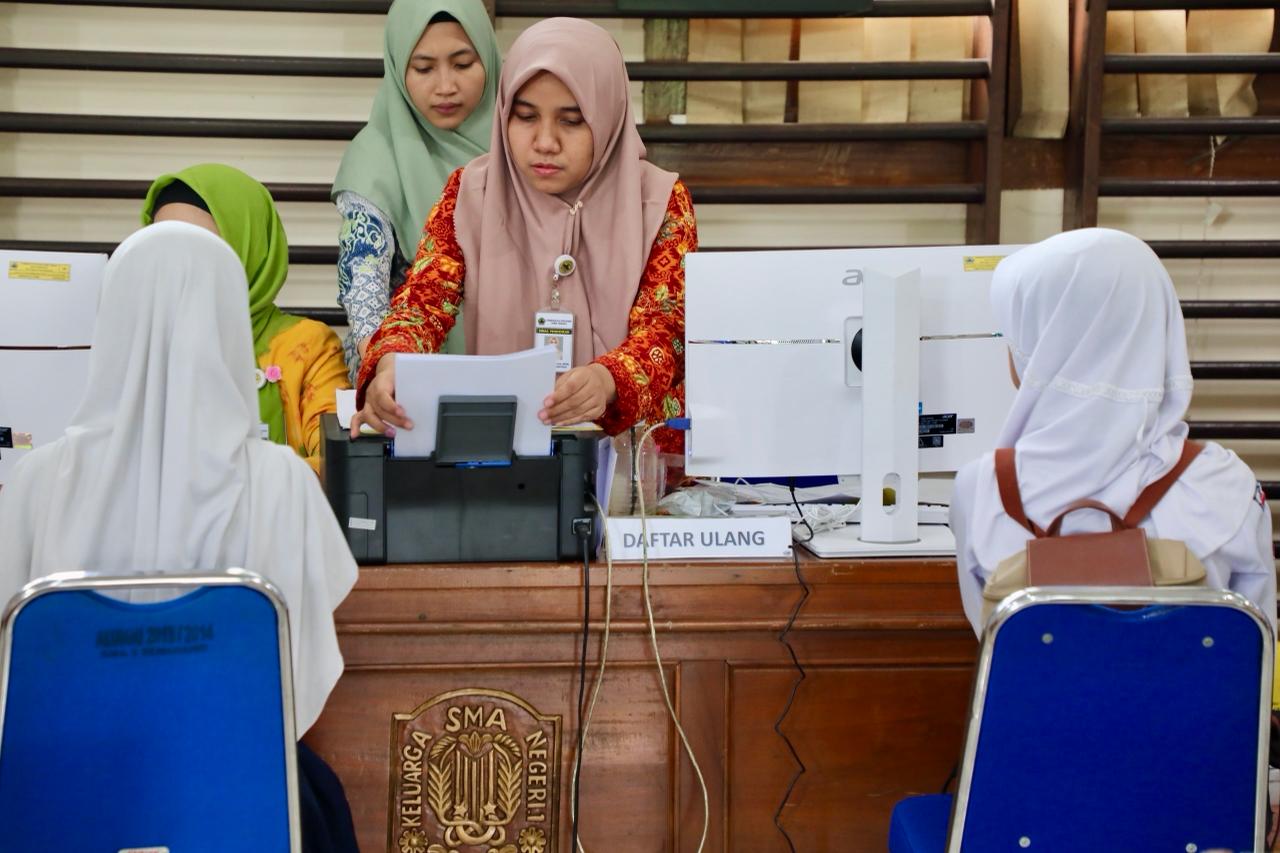 Calon murid melakukan daftar ulang di SMA Negeri 1 Semarang (foto: Pemprov Jateng)