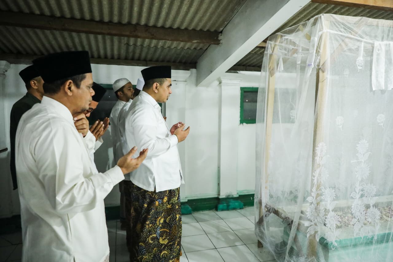 Wagub Jateng Gus Yasin dalam acara haul KH Abdurrahman Munadi dan Habib Muhammad bin Syekh Bafaqih (foto: Pemprov Jateng)