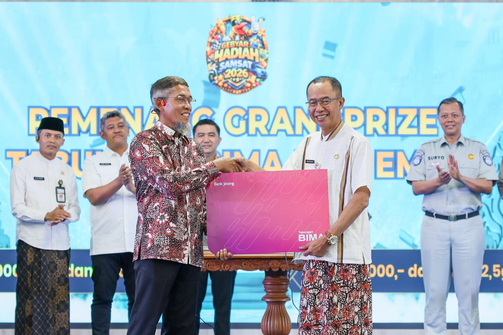 Sekda Jateng Sumarno memimpin pengundian Gebyar Hadiah Samsat 2026 di Gradhika Bhakti Praja (foto: Pemprov Jateng)