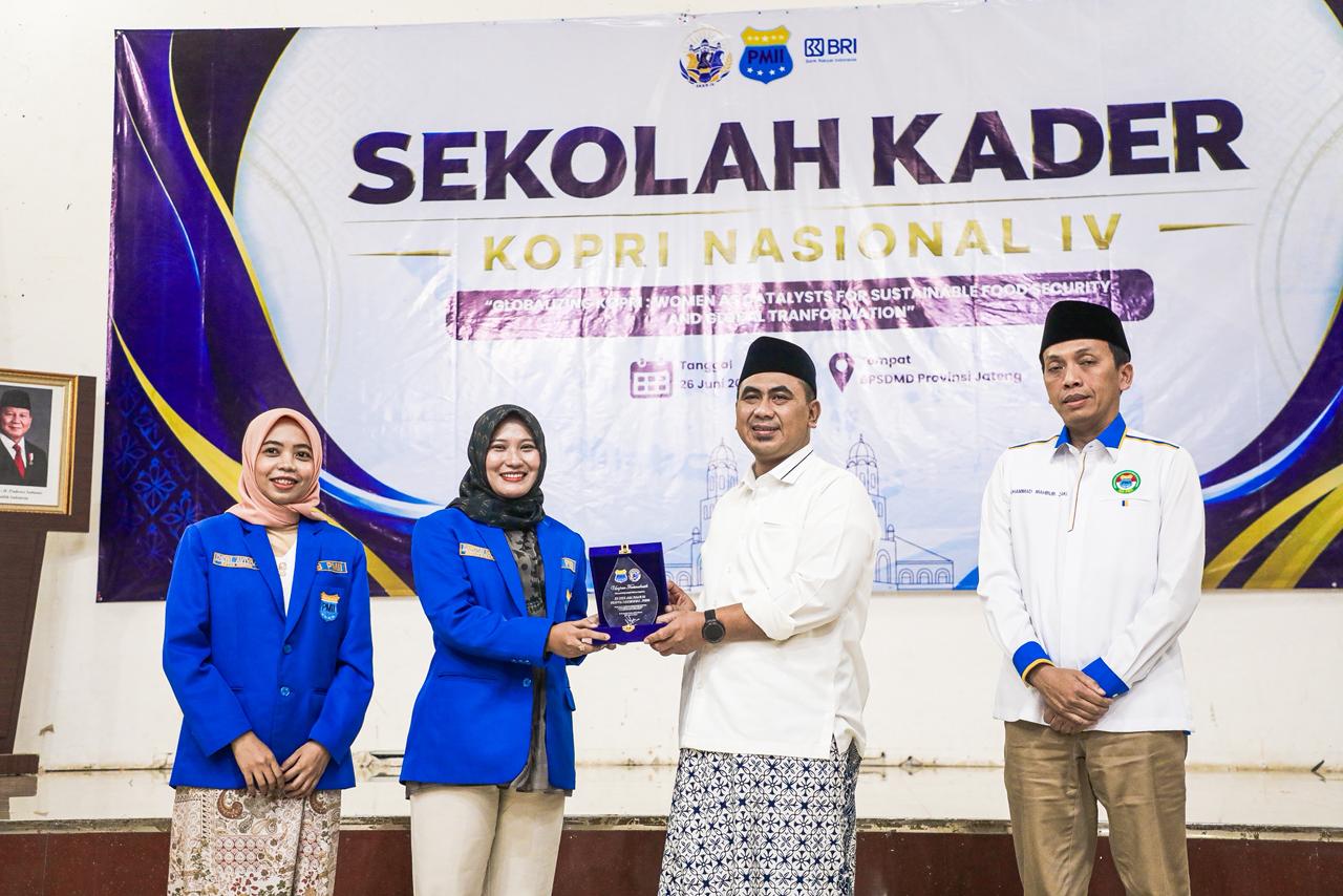 Wagub Jateng Taj Yasin Maimoen menyampaikan keynote speech dalam SKKN IV Kopri PMII (foto: Pemprov Jateng)