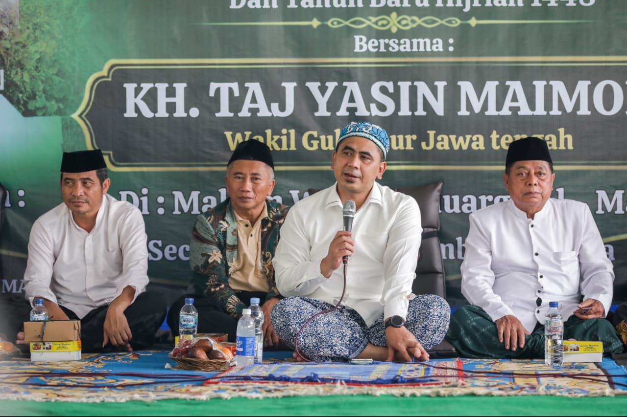 Wagub Jateng Taj Yasin Maimoen menyampaikan mauidhah hasanah di acara haul ke-126 KH Abdul Syukur Al Mahali di Desa Gagakan, Sambong, Blora (foto: Pemprov Jateng)