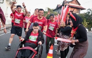 Gubernur Jateng Ahmad Luthfi berlari sambil mendorong kursi roda putranya di Soekarno Run 2026 28 Juni 2026 pagi (foto: Pemprov Jateng)
