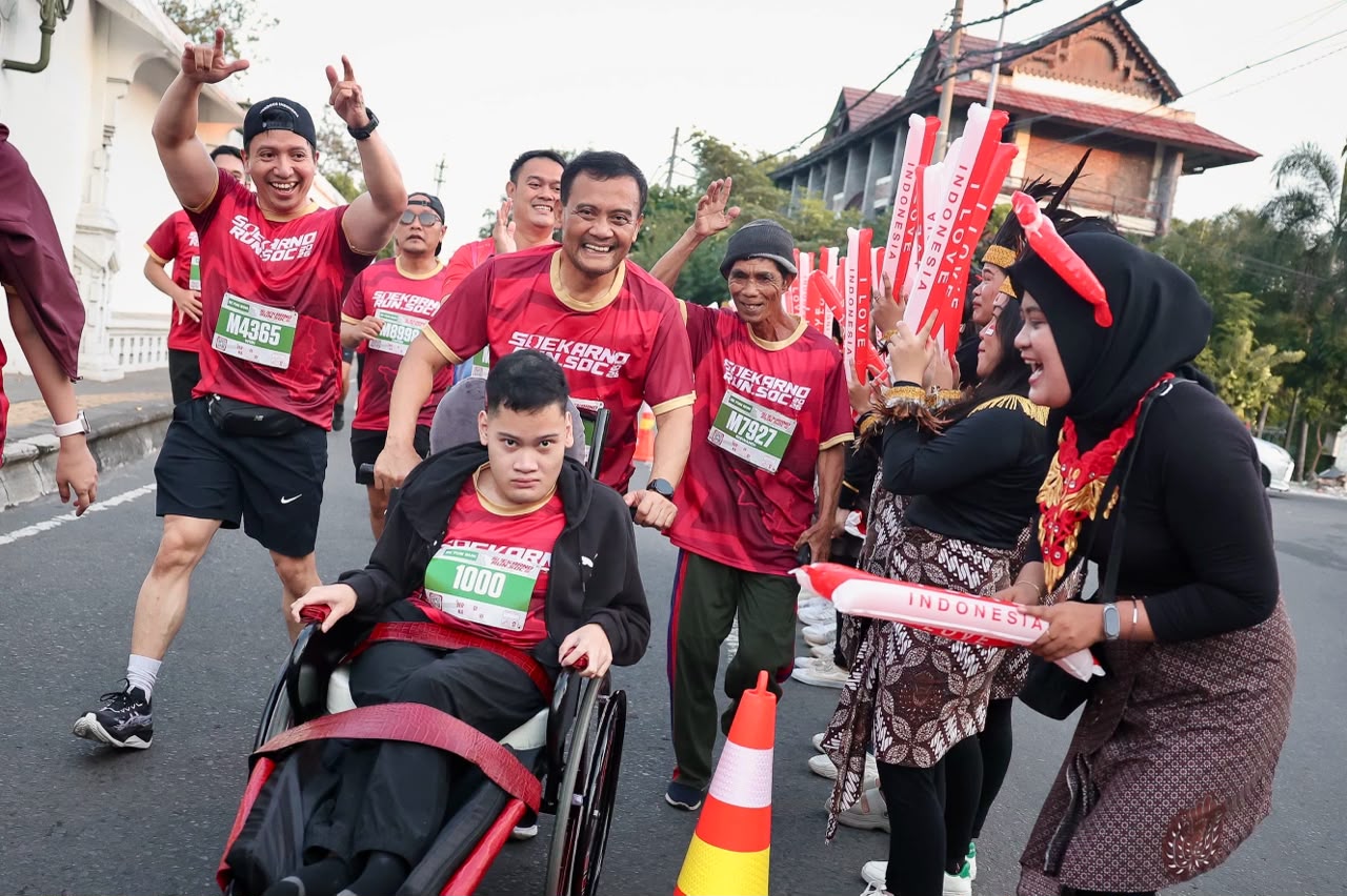 Gubernur Jateng Ahmad Luthfi berlari sambil mendorong kursi roda putranya di Soekarno Run 2026 28 Juni 2026 pagi (foto: Pemprov Jateng)