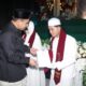 Wakil Gubernur Jateng Taj Yasin Maimoen menyerahkan tali asih kepada hafiz Al-Qur’an di Kendal, 28 Juni 2026 (foto: Pemprov Jateng)