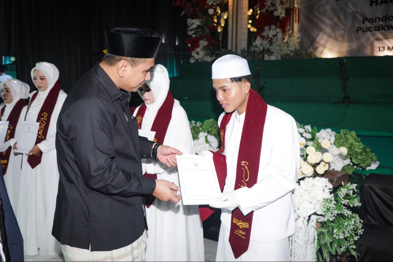 Wakil Gubernur Jateng Taj Yasin Maimoen menyerahkan tali asih kepada hafiz Al-Qur’an di Kendal, 28 Juni 2026 (foto: Pemprov Jateng)