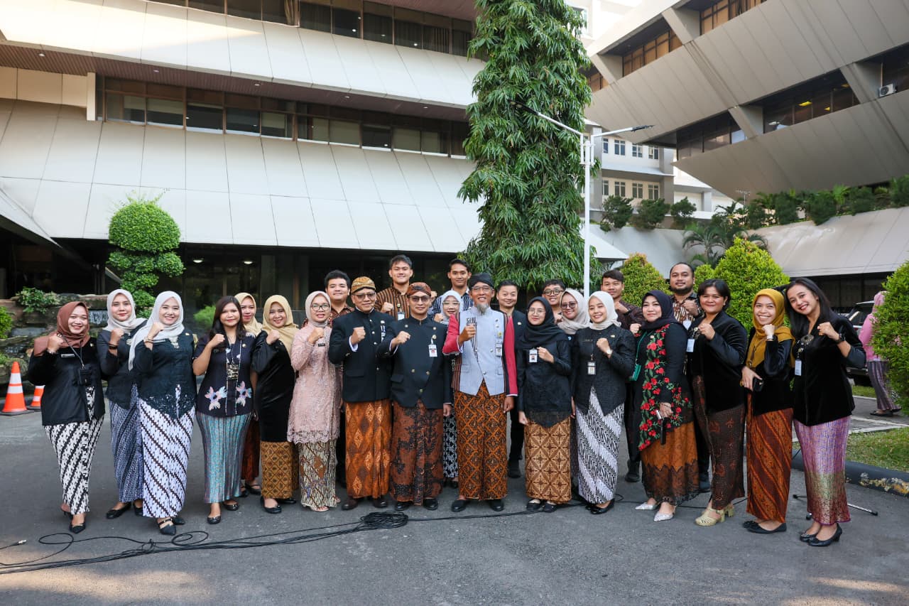 Sekretaris Daerah Provinsi Jawa Tengah Sumarno mengenakan pakaian adat saat memimpin upacara Hari Keluarga Nasional (Harganas) 2026 (foto: Pemprov Jateng)
