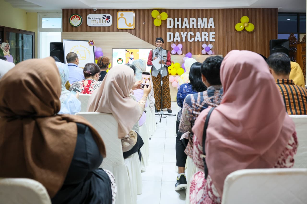 Sekda Jateng Sumarno didampingi Ketua DWP Jateng Indah Sumarno meresmikan Dharma Daycare di Semarang (foto: Pemrov Jateng)