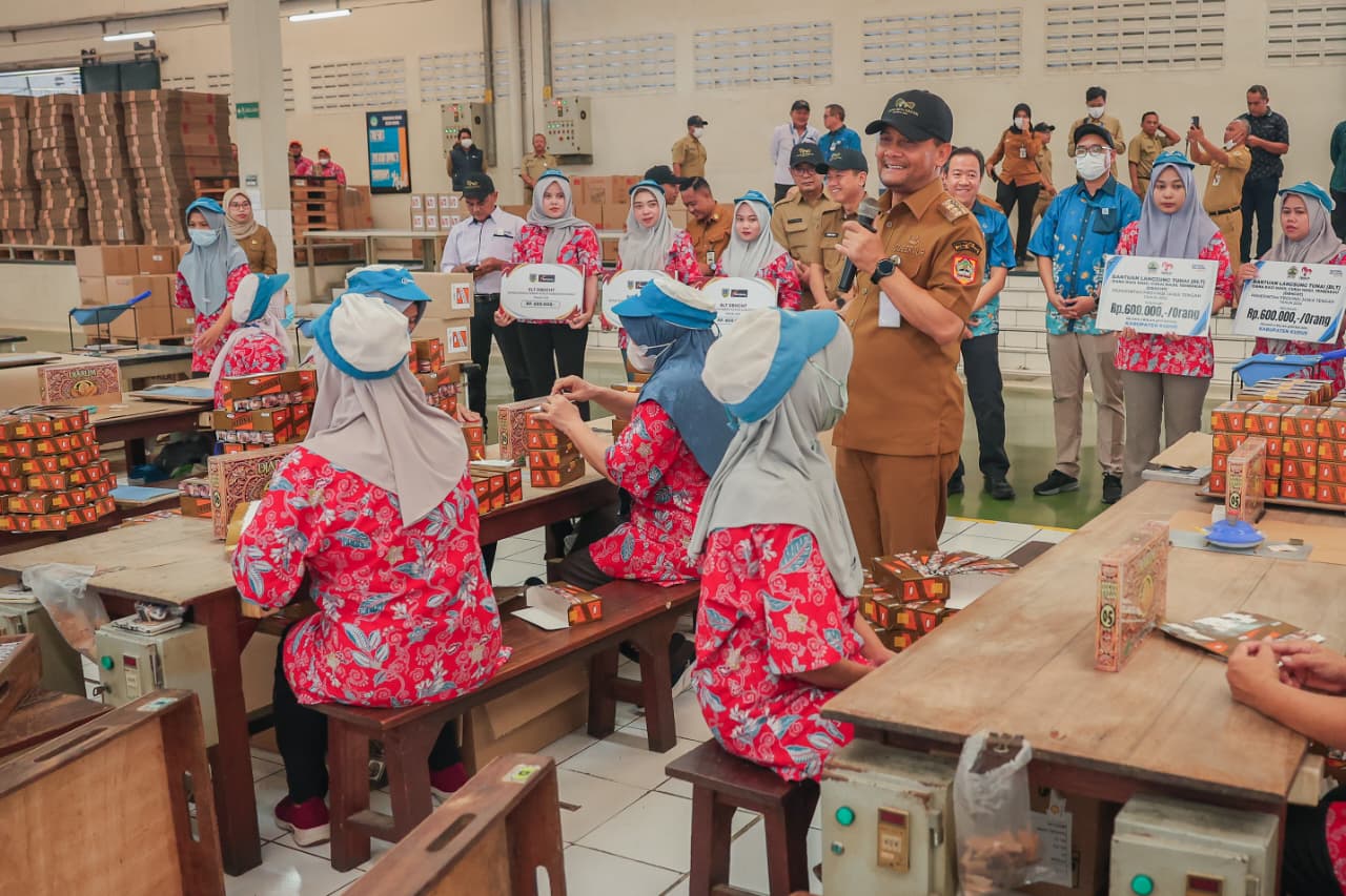 Gubernur Jawa Tengah Ahmad Luthfi menyerahkan BLT DBHCHT 2026 secara simbolis kepada pekerja pabrik rokok di Kudus (foto: Pemprov Jateng)