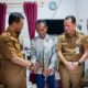 Gubernur Jateng Ahmad Luthfi bersama Bupati Kudus Sam’ani Intakoris saat meninjau rumah warga penerima bantuan RTLH di Desa Gondangmanis (foto: Pemprov Jateng)