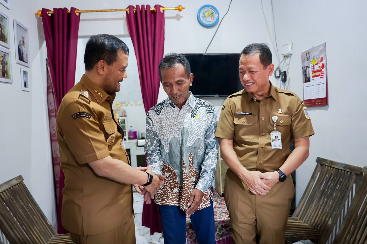 Gubernur Jateng Ahmad Luthfi bersama Bupati Kudus Sam’ani Intakoris saat meninjau rumah warga penerima bantuan RTLH di Desa Gondangmanis (foto: Pemprov Jateng)