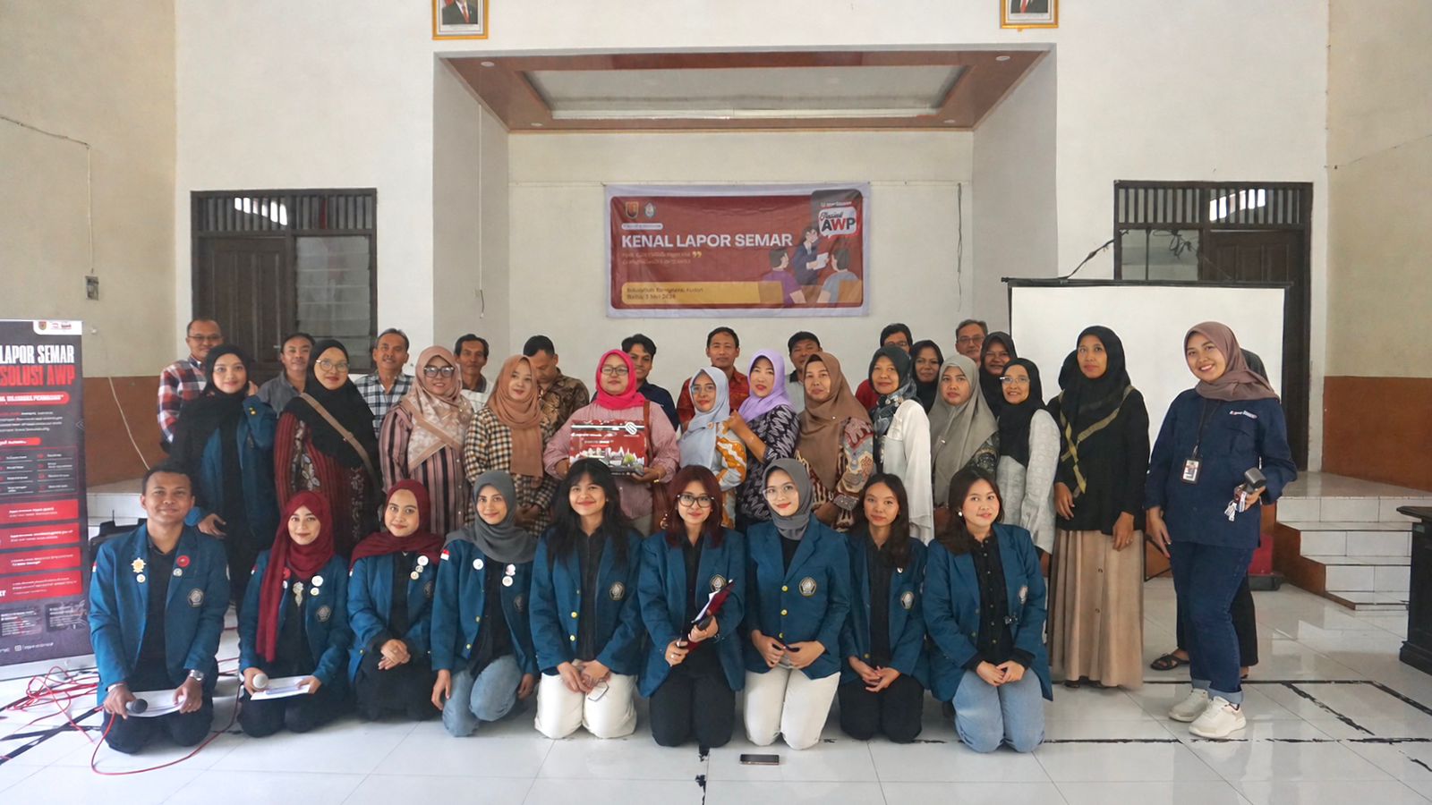 Warga Bangetayu Kulon praktik melapor melalui aplikasi Lapor Semar Solusi AWP, 9 Mei 2026 (foto: Pemkot Semarang)