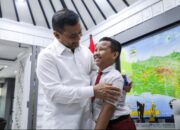 Gubernur Jawa Tengah, Ahmad Luthfi, memberikan apresiasi tinggi kepada Ibrahim Al Abrar, siswa SD Negeri 3 Genengsari, Kabupaten Boyolali, yang sukses meraih penghargaan dari NASA (foto: Pemprov Jateng)