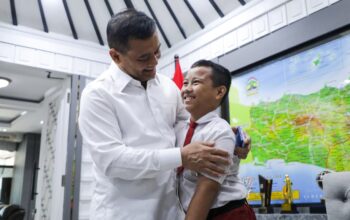 Gubernur Jawa Tengah, Ahmad Luthfi, memberikan apresiasi tinggi kepada Ibrahim Al Abrar, siswa SD Negeri 3 Genengsari, Kabupaten Boyolali, yang sukses meraih penghargaan dari NASA (foto: Pemprov Jateng)