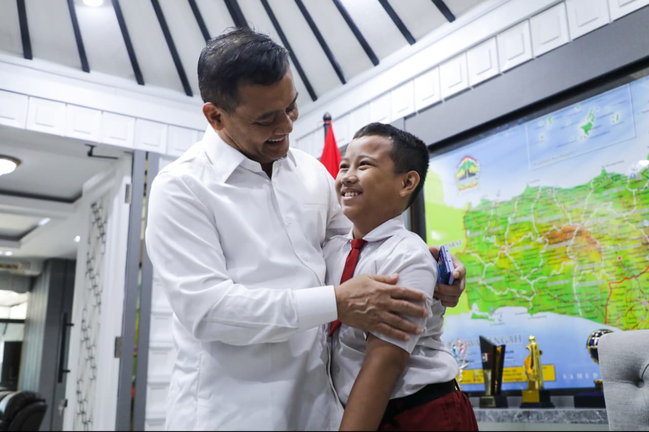Gubernur Jawa Tengah, Ahmad Luthfi, memberikan apresiasi tinggi kepada Ibrahim Al Abrar, siswa SD Negeri 3 Genengsari, Kabupaten Boyolali, yang sukses meraih penghargaan dari NASA (foto: Pemprov Jateng)