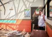 Gubernur Jawa Tengah Ahmad Luthfi saat meninjau atap ruang kelas yang roboh di SDN 03 Sendangmulyo Semarang, Rabu 29 Juli 2025 (foto: Pemprov Jateng)