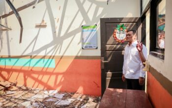 Gubernur Jawa Tengah Ahmad Luthfi saat meninjau atap ruang kelas yang roboh di SDN 03 Sendangmulyo Semarang, Rabu 29 Juli 2025 (foto: Pemprov Jateng)