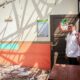 Gubernur Jawa Tengah Ahmad Luthfi saat meninjau atap ruang kelas yang roboh di SDN 03 Sendangmulyo Semarang, Rabu 29 Juli 2025 (foto: Pemprov Jateng)