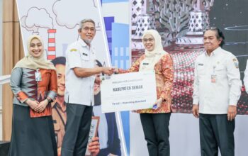 Sekda Jateng Sumarno dalam Jamsostek Award 2026 yang menobatkan Kabupaten Demak dan Desa Gondosari Kudus sebagai juara pertama di kategori masing-masing (foto: Pemprov Jateng)