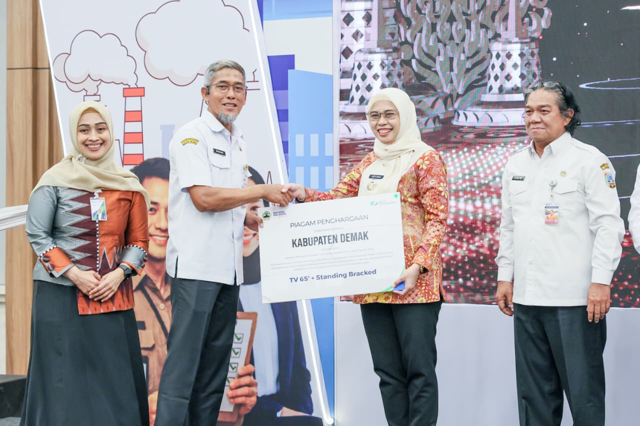 Sekda Jateng Sumarno dalam Jamsostek Award 2026 yang menobatkan Kabupaten Demak dan Desa Gondosari Kudus sebagai juara pertama di kategori masing-masing (foto: Pemprov Jateng)