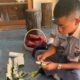 Siswa SMK Negeri Jateng memasarkan produk spray antibau helm Helmora hasil ekstrakurikuler Market Juara (foto: Pemprov Jateng)
