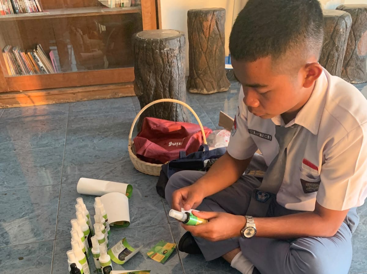 Siswa SMK Negeri Jateng memasarkan produk spray antibau helm Helmora hasil ekstrakurikuler Market Juara (foto: Pemprov Jateng)