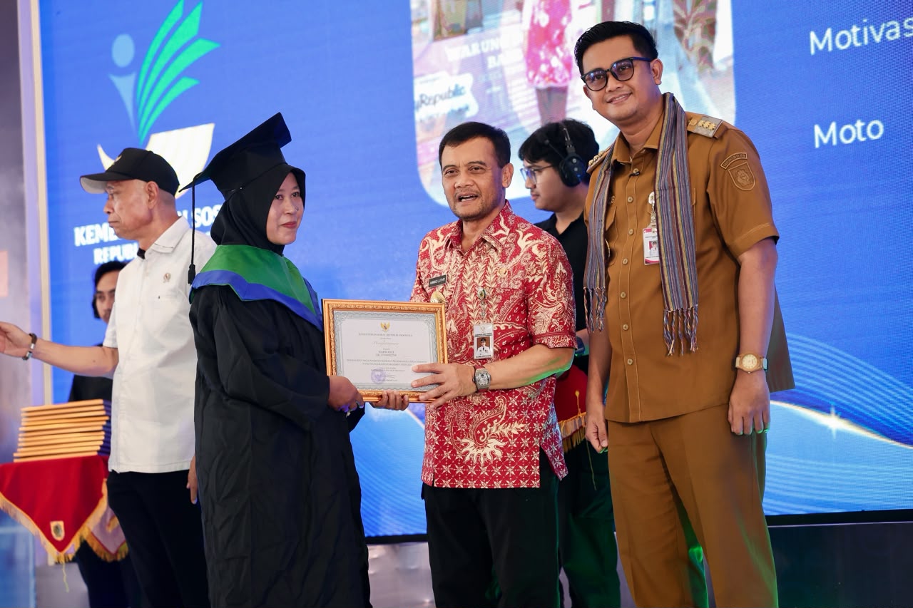 Ribuan keluarga penerima manfaat PKH mengikuti wisuda graduasi di Graha Bung Karno, Klaten, 30 Juni 2026 (foto: Pemprov Jateng)