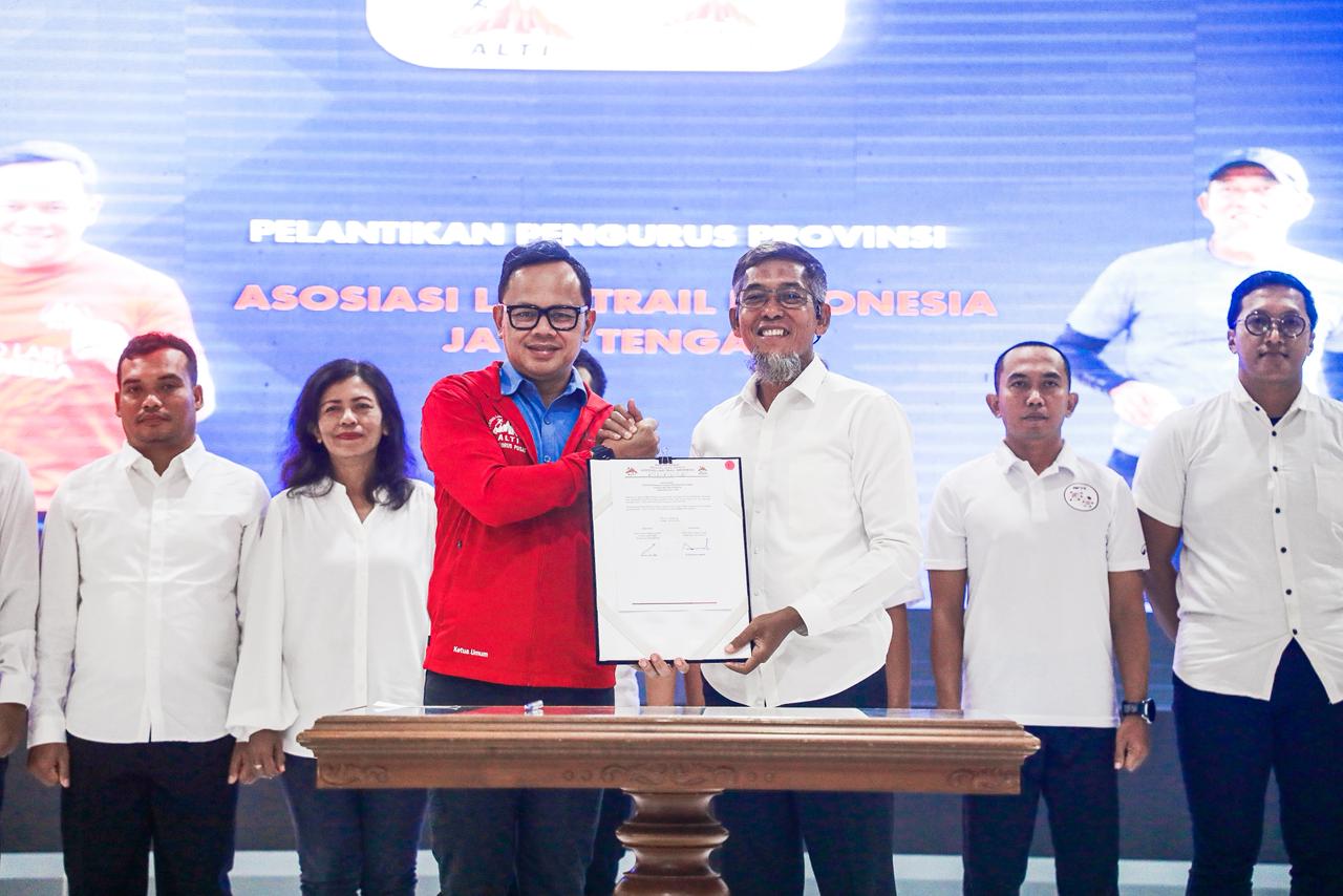 Sekda Jateng Sumarno dilantik sebagai Ketua ALTI Jateng di Wisma Perdamaian Semarang 30 Juni 2026 (foto: Pemprov Jateng)
