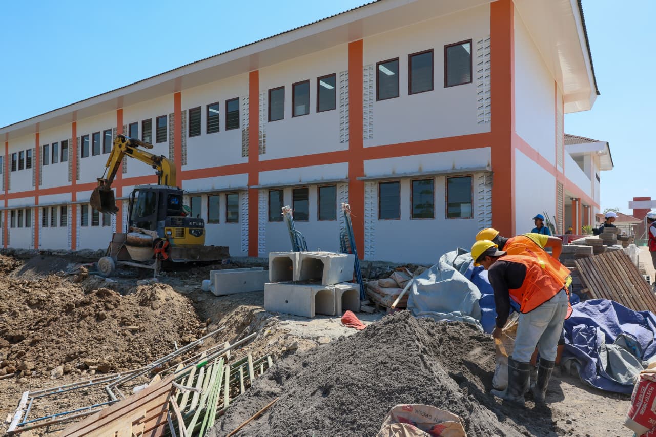 Menko PMK Muhaimin Iskandar bersama Sekda Jateng Sumarno saat meninjau fasilitas gedung Sekolah Rakyat Permanen di Kabupaten Sukoharjo, 2 Juli 2026 (foto: Pemprov Jateng)