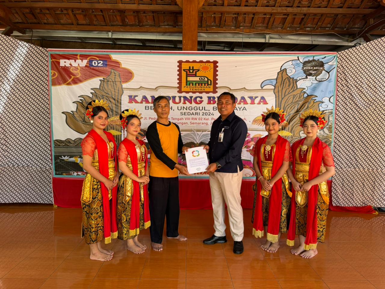 General Manager Bandara Jenderal Ahmad Yani Semarang Sulistyo Yulianto menyerahkan bantuan TJSL kepada Pimpinan Sanggar Tari Sekar Kemuning (foto: Angkasa Pura)
