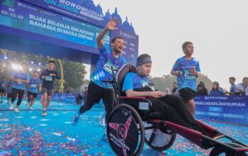 Gubernur Jateng Ahmad Luthfi ikut berlari dalam Rupiah Borobudur Playon 2026 di Magelang, Minggu 5 Juli 2026 (foto: Pemprov Jateng)