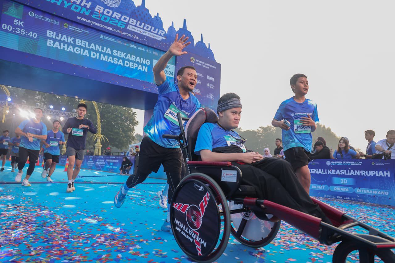 Gubernur Jateng Ahmad Luthfi ikut berlari dalam Rupiah Borobudur Playon 2026 di Magelang, Minggu 5 Juli 2026 (foto: Pemprov Jateng)
