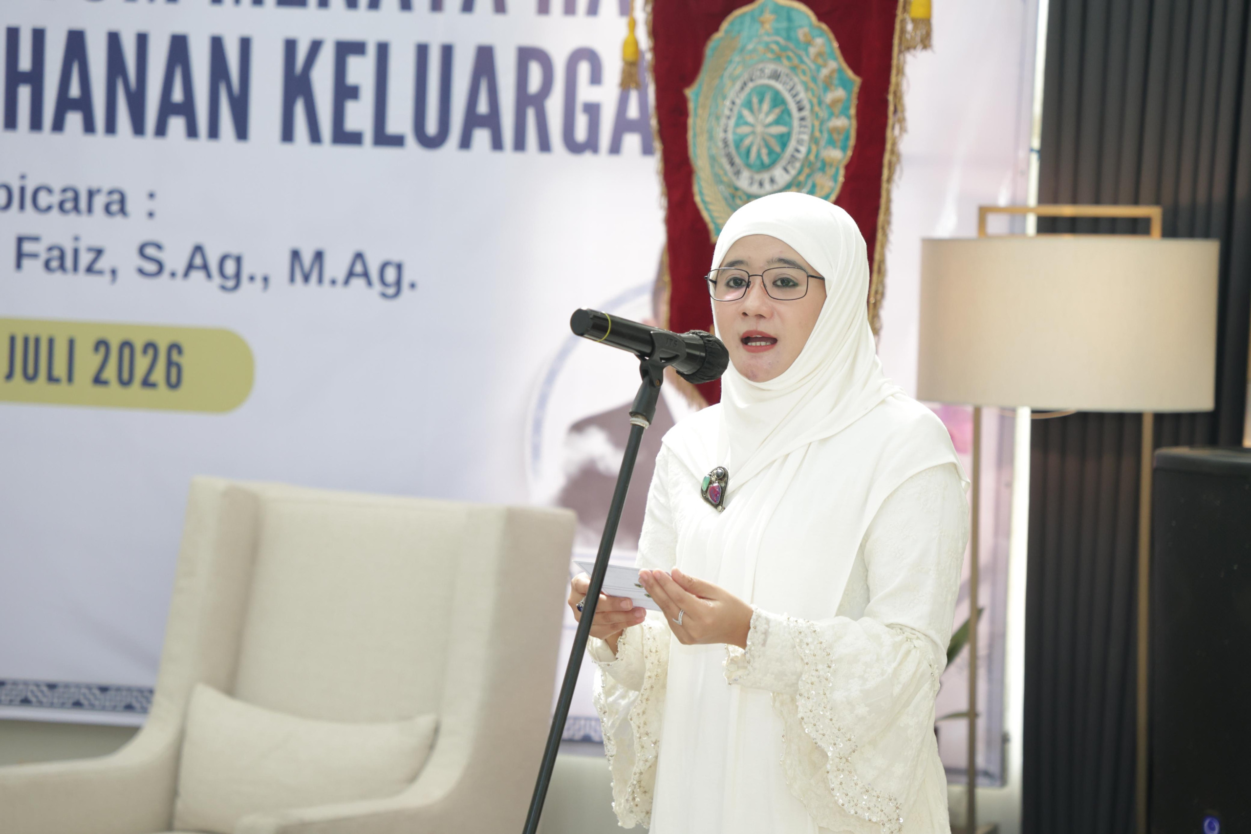 Ketua TP PKK Jateng Nawal Arafah Yasin menyampaikan tausiyah tentang ketahanan keluarga di Semarang (foto: Pemprov Jateng)