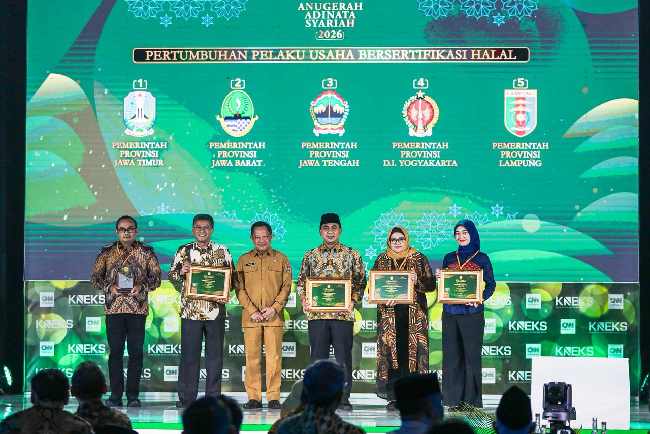 Wagub Jateng Taj Yasin Maimoen menerima enam penghargaan Adinata Syariah 2026 di Jakarta, Senin 6 Juli 2026 (foto: Pemprov Jateng)