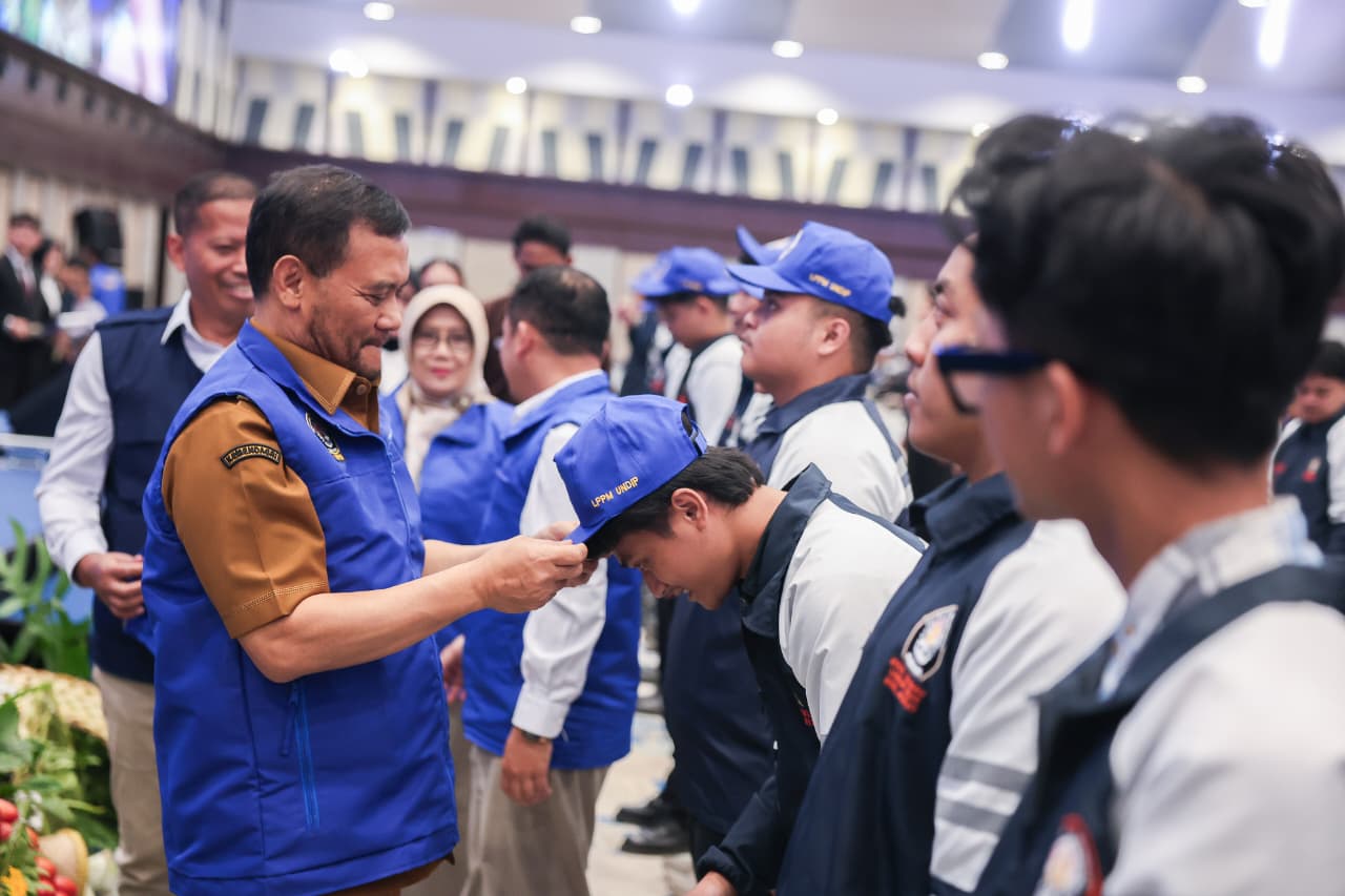 Gubernur Jateng Ahmad Luthfi melepas ribuan mahasiswa KKN Undip di Gedung Muladi Dome, Semarang Selasa 7 Juli 2026 (foto: Pemprov Jateng)