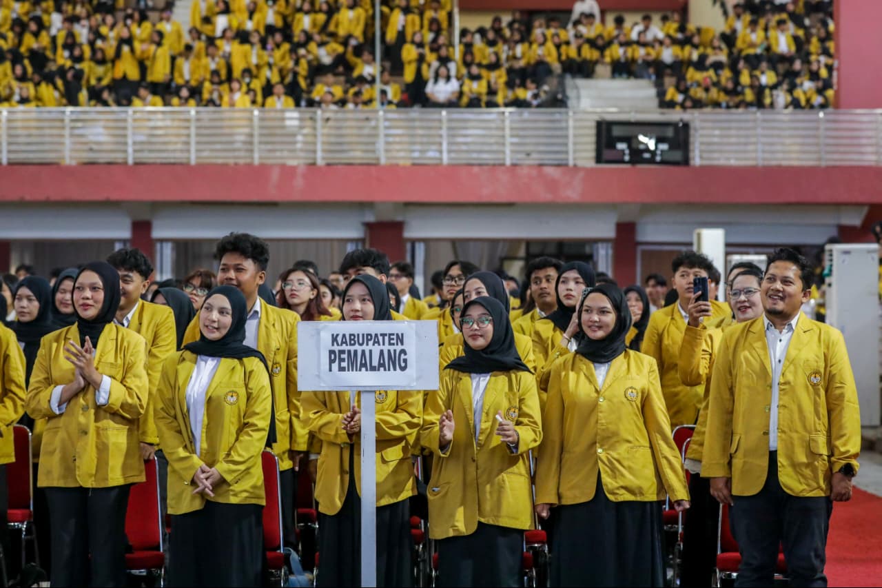 Wagub Jateng Taj Yasin Maimoen berdialog dengan mahasiswa KKN Unsoed di Purwokerto. Selasa 7 Juli 2026 (foto: Pemprov Jateng)