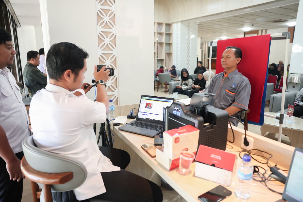 Warga memanfaatkan layanan perekaman KTP di Rumah Rakyat Jateng (foto: Pemprov Jateng)