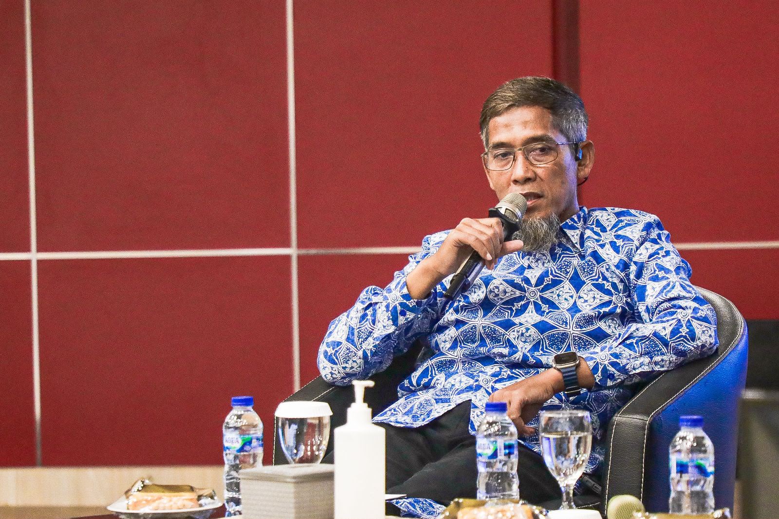 Sekda Jateng Sumarno ajak para ayah antar anak di hari pertama sekolah (foto: Pemprov Jateng)
