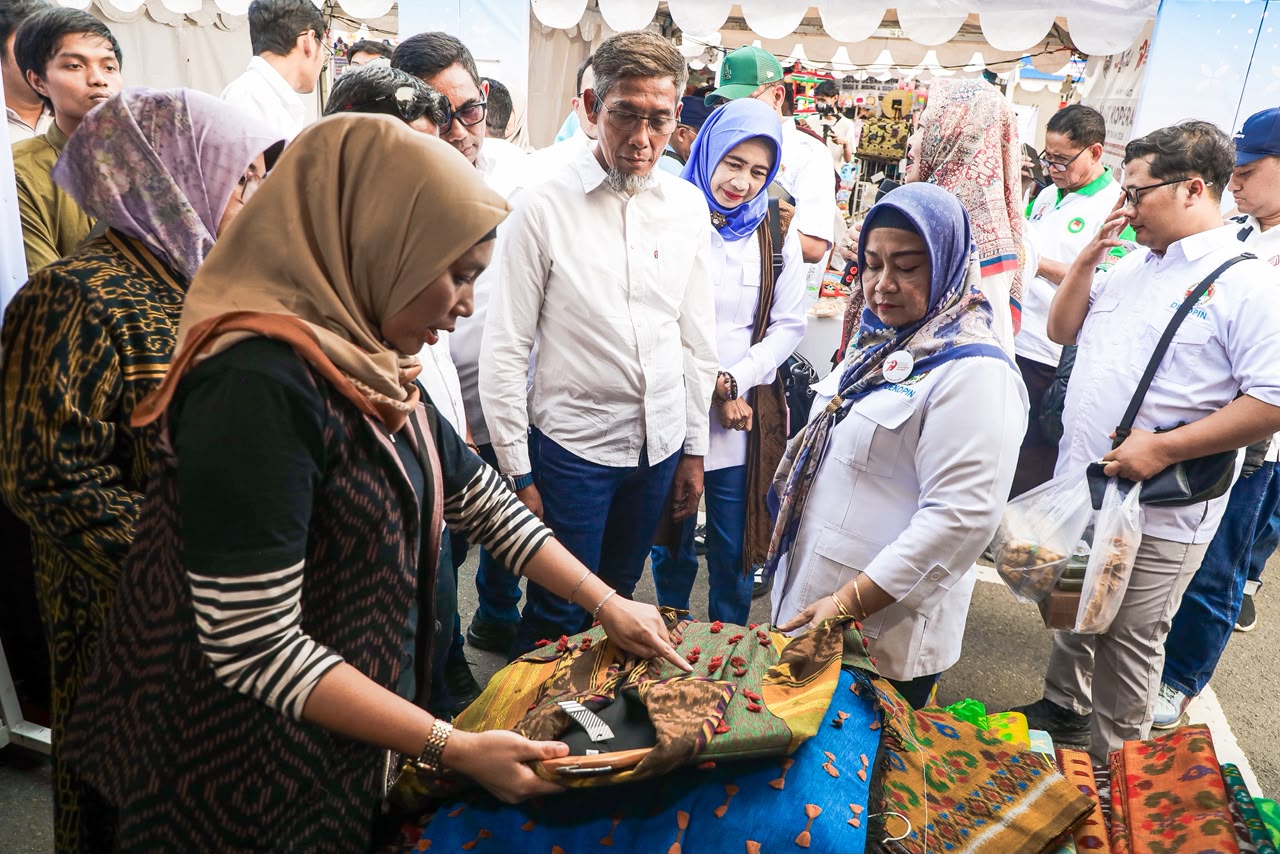 Stan koperasi dari berbagai daerah tampilkan produk unggulan di Hari Koperasi ke-79 (foto: Pemprov Jateng)
