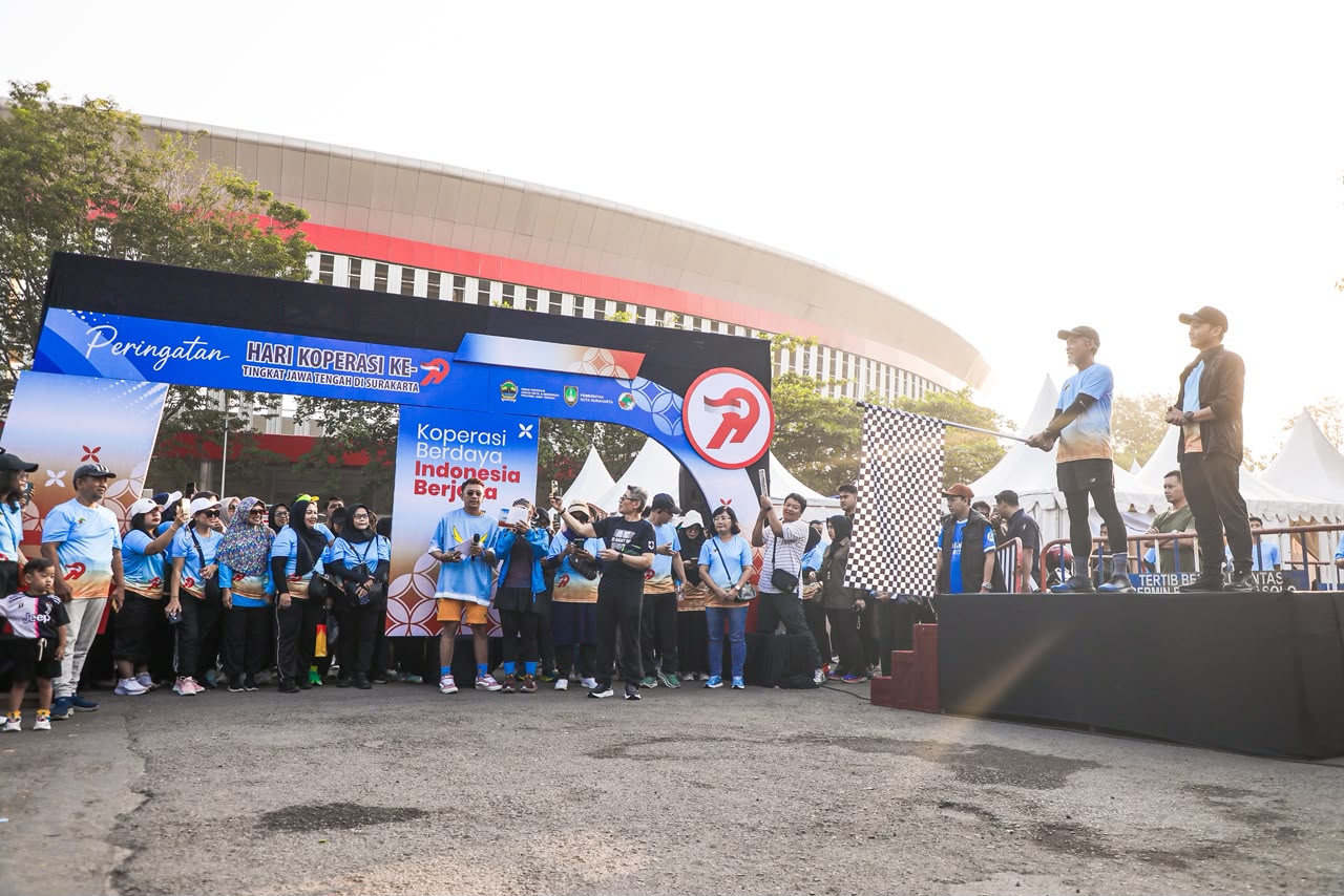 Ribuan pegiat koperasi ikuti Runwalk UMKM di Stadion Manahan Surakarta, Minggu 12 Juli 2026 (foto: Pemprov Jateng)