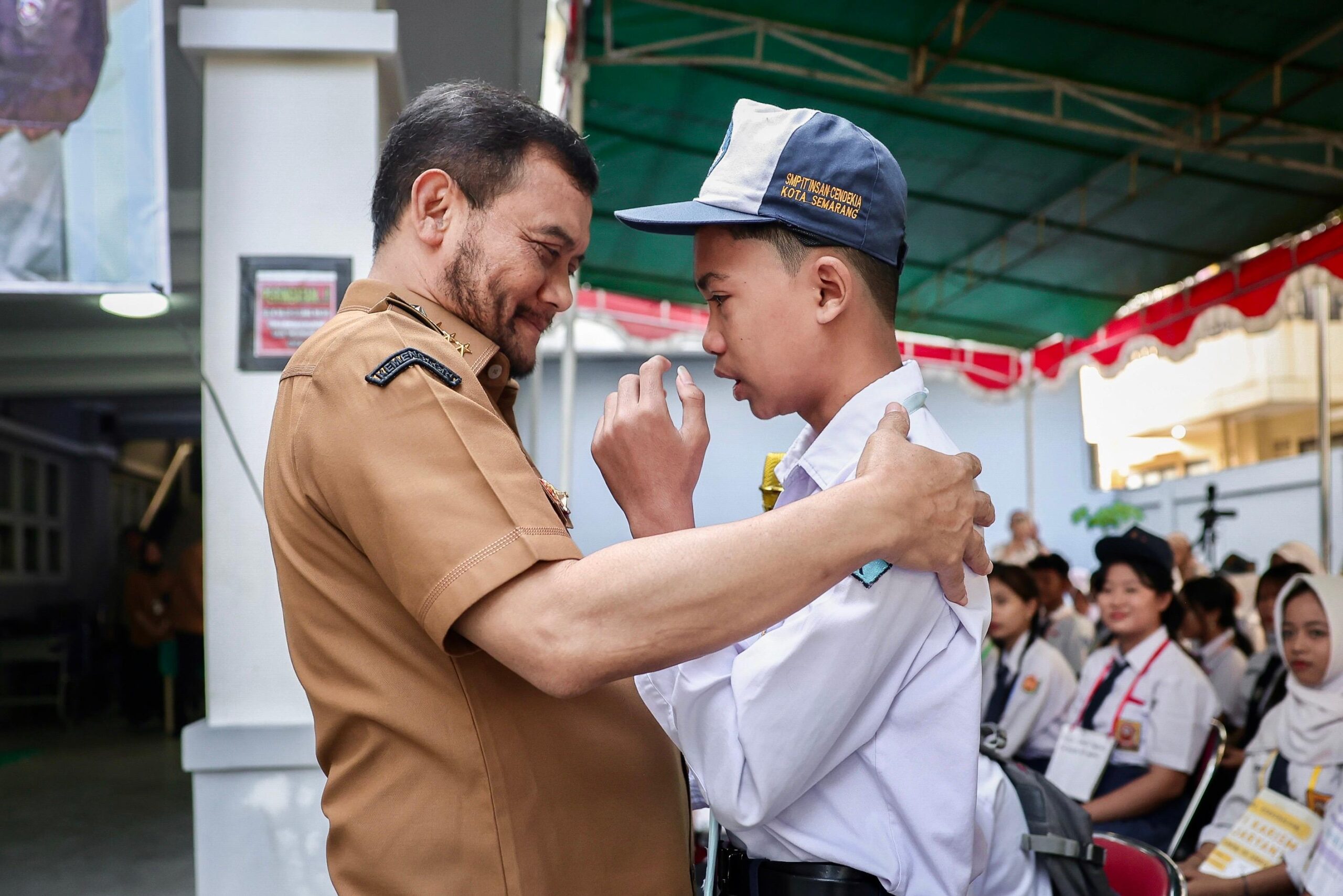 Gubernur Jateng Ahmad Luthfi menyapa siswa Program Sekolah Kemitraan di SMA Laboratorium UPGRIS, Senin 13 Juli 2026 (foto: Pemprov Jateng)