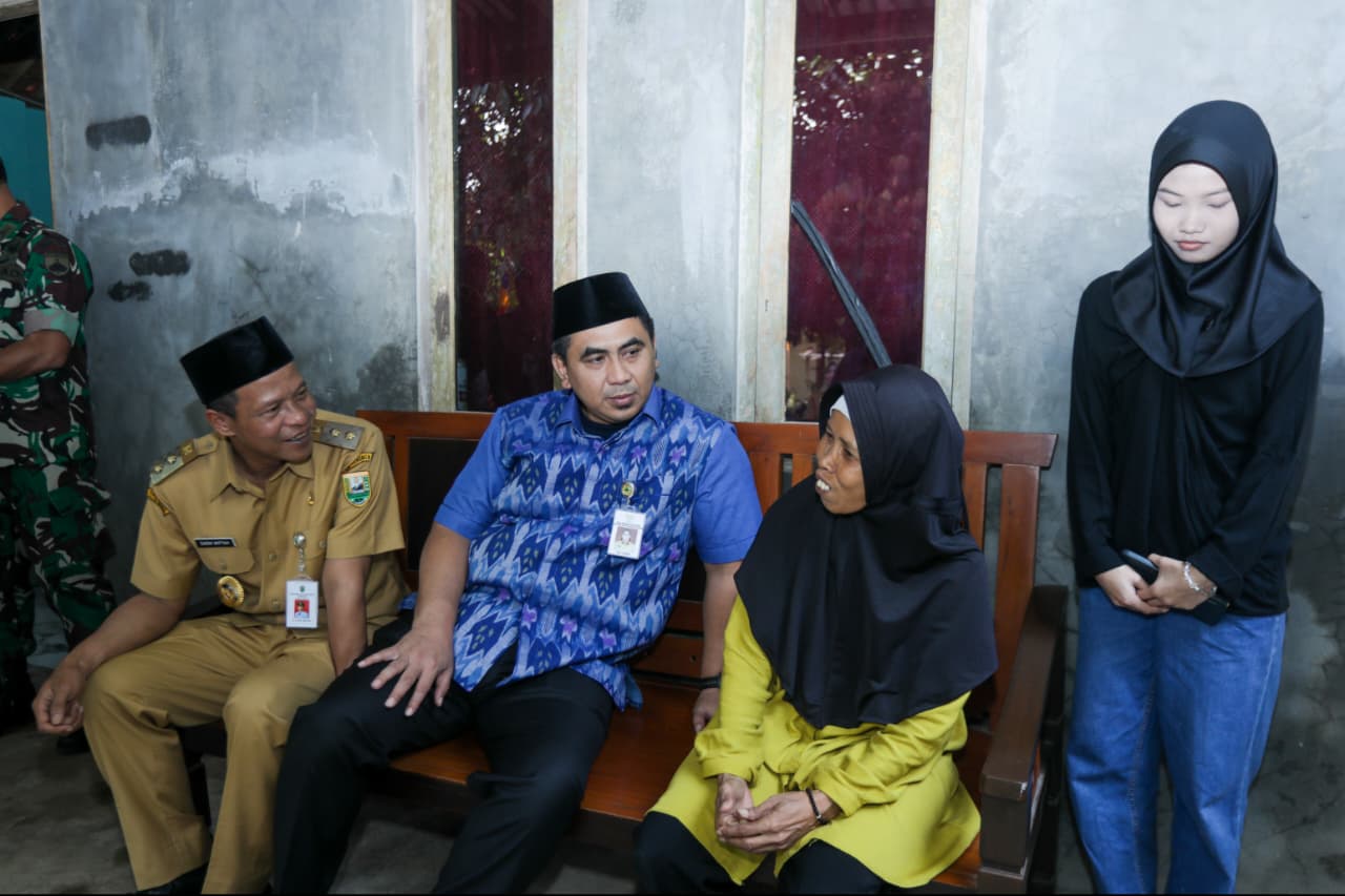 Wakil Gubernur Jateng, Gus Yasin, meninjau rumah penerima RTLH di Desa Ayamputih, Kebumen pada Selasa 14 Juli 2026 (foto: Pemprov Jateng)