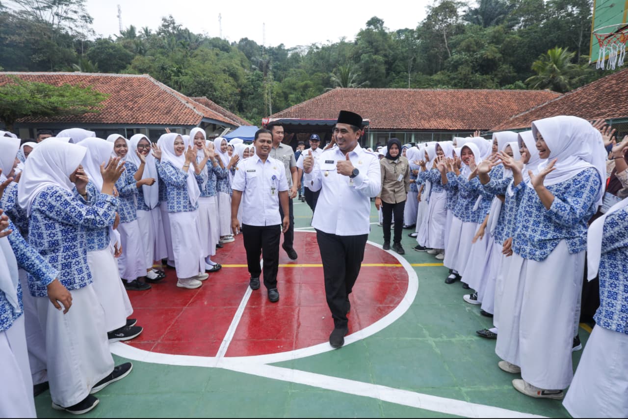 Wakil Gubernur Jateng, Gus Yasin, berdialog dengan siswa baru SMAN 1 Dayeuhluhur, Rabu 15 Juli 2026 (foto: Pemprov Jateng)