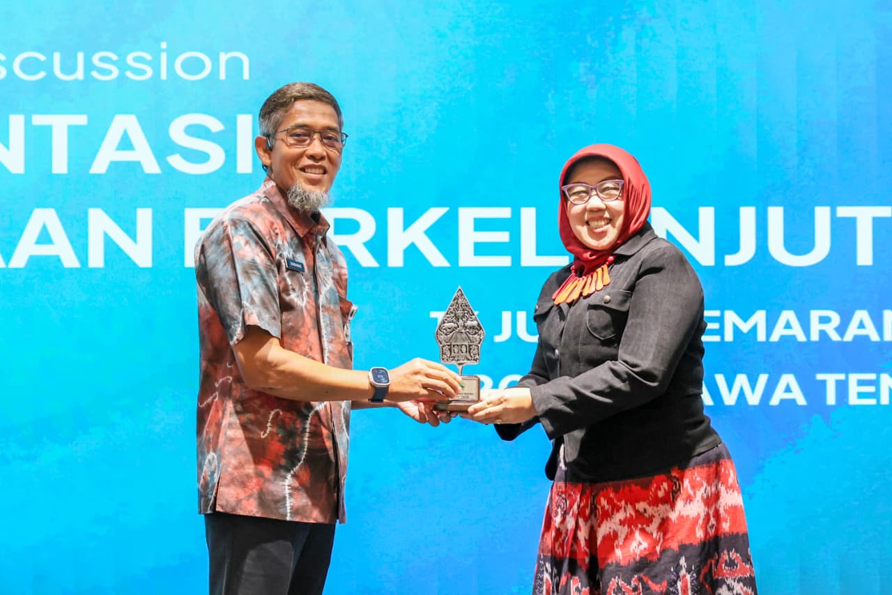 Direktur LKPP Dwi Rahayu Setyowati dan Sekda Jateng Sumarno (foto: Pemprov Jateng)