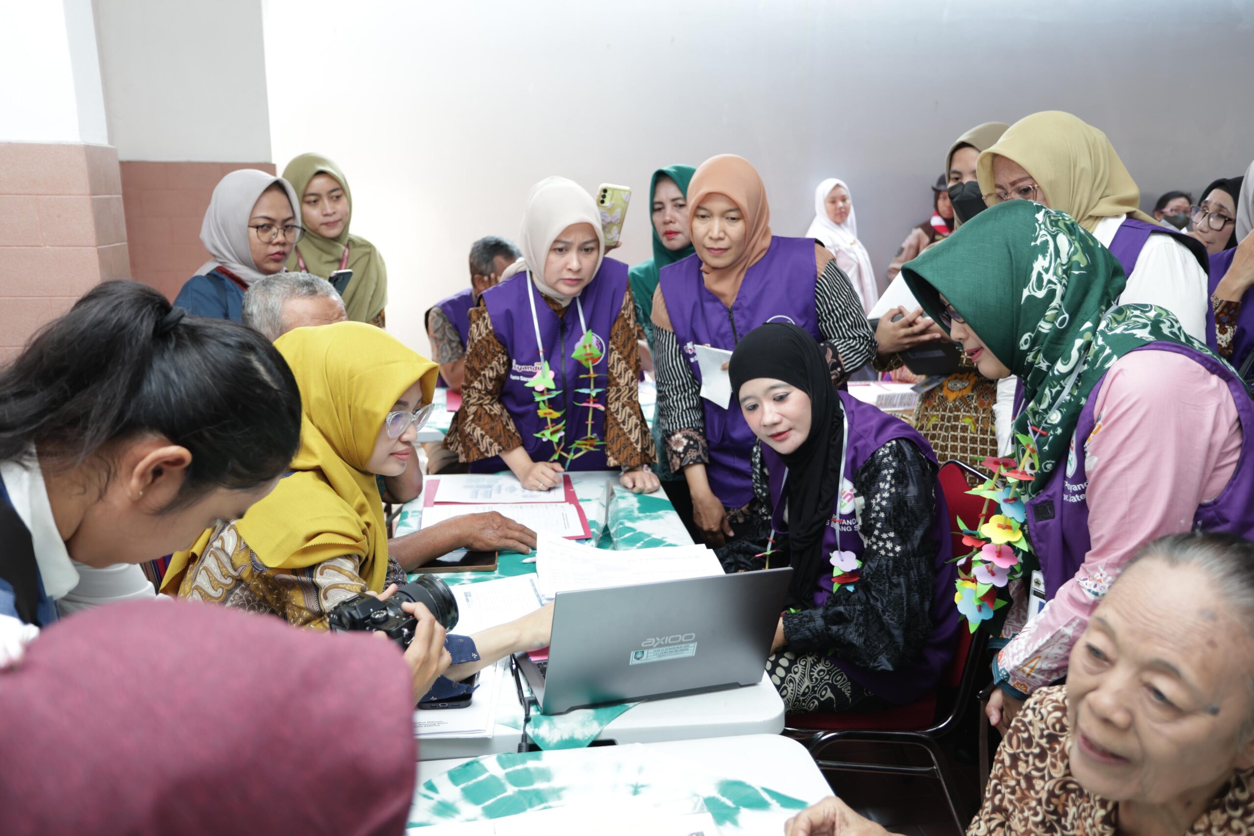 Nawal Arafah Yasin meninjau Posyandu RW 6 Penumping, Surakarta Kamis 16 Juli 2026 (foto: Pemprov Jateng)